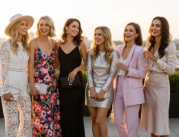 Skupina žien na rozlúčke so slobodou v štýlovom oblečení s rôznymi outfitmi vonku v mäkkom svetle